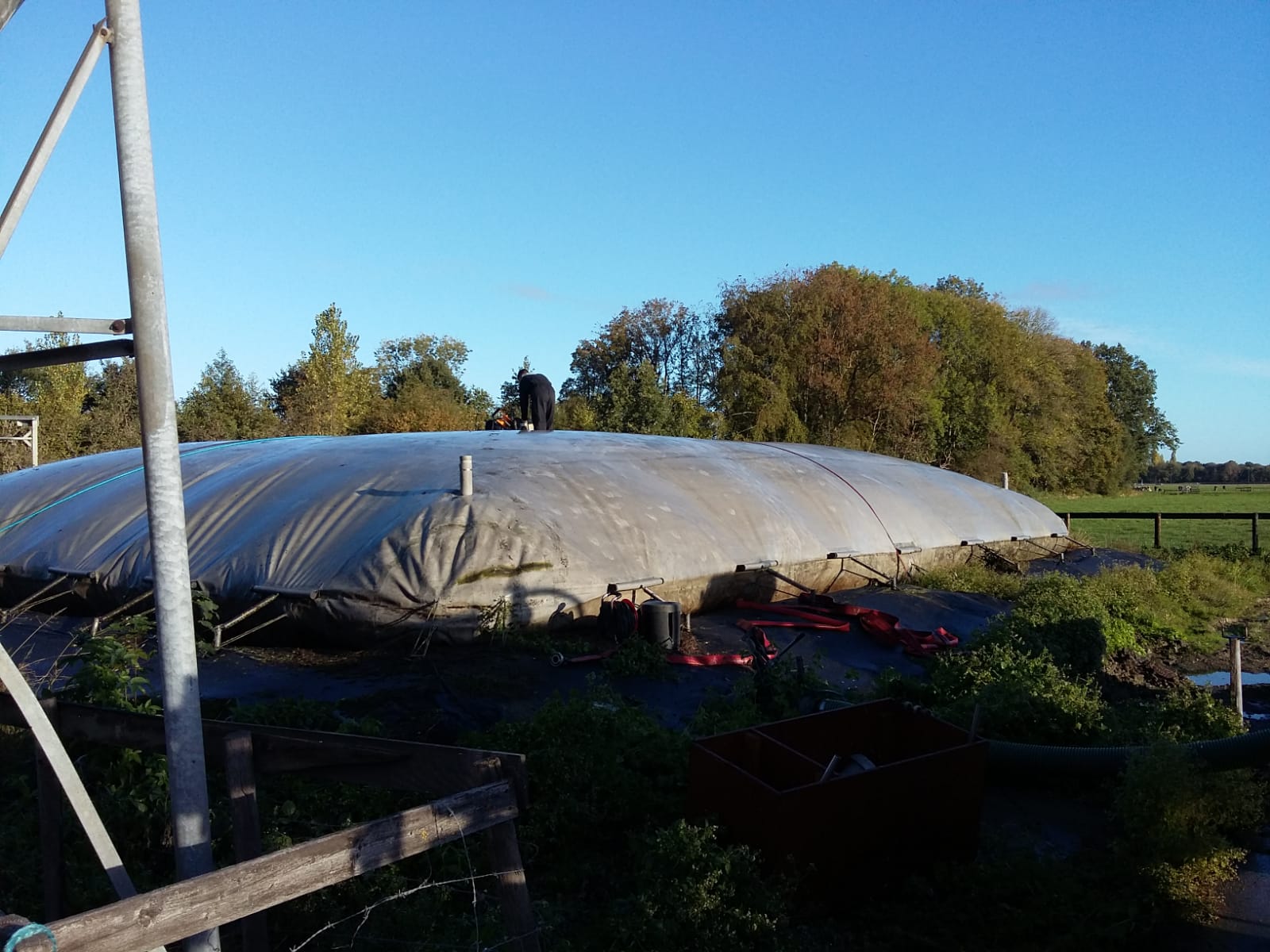 Mestzak schoonmaken.